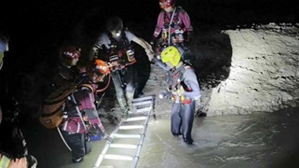 春安配资 老人赶海挖蟹被困滩涂400米生死线，崇明消防上演一小时惊心救援