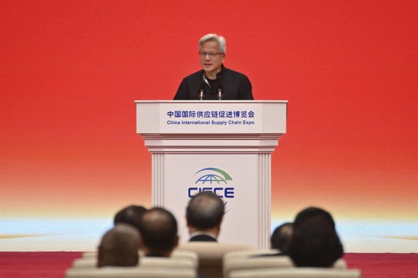 景盛配资 黄仁勋首次亮相链博会，称AI的下一波浪潮将是机器人系统