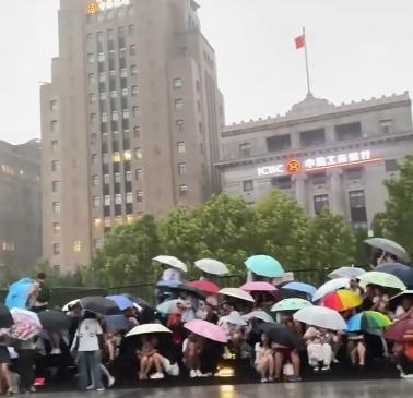 台风来袭有游客被困在外滩？假 旧视频误导公众