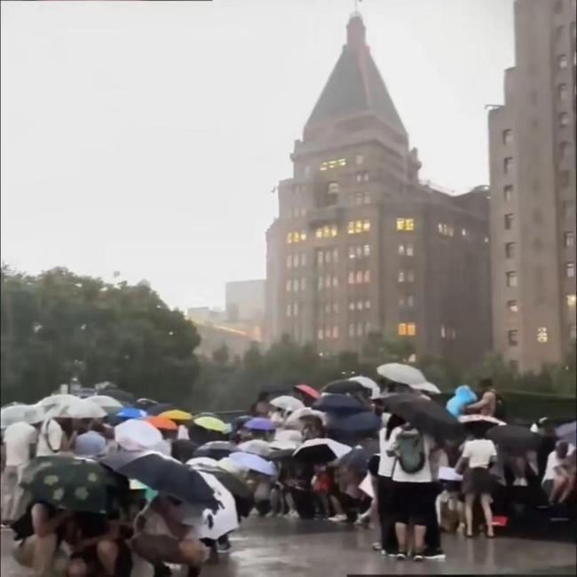 台风来袭有游客被困在外滩？假