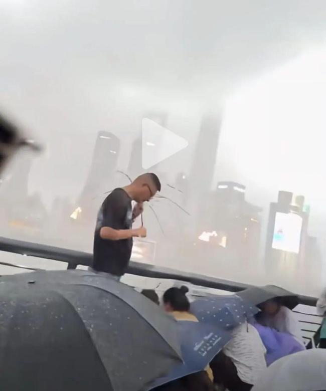 台风来袭有游客被困在外滩？假 旧视频误导公众