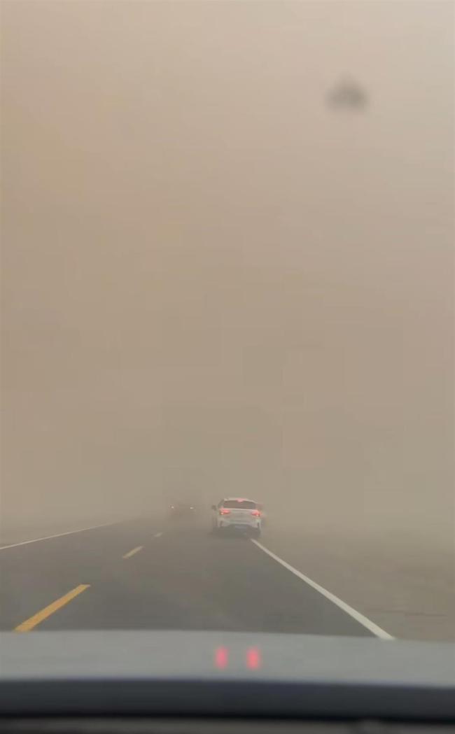 沙尘暴突袭甘肃：百米高沙墙扑向公路，景区活动紧急取消